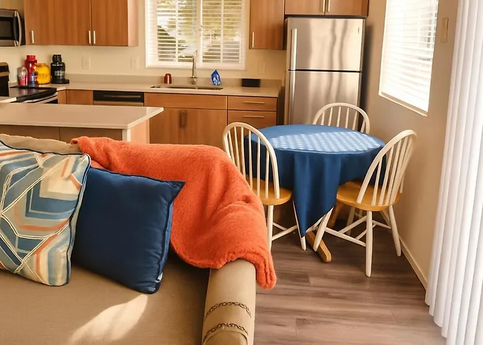 2 Bedroom Villa, Dog Park, Lake, Wifi, Laundry , Pool Peoria